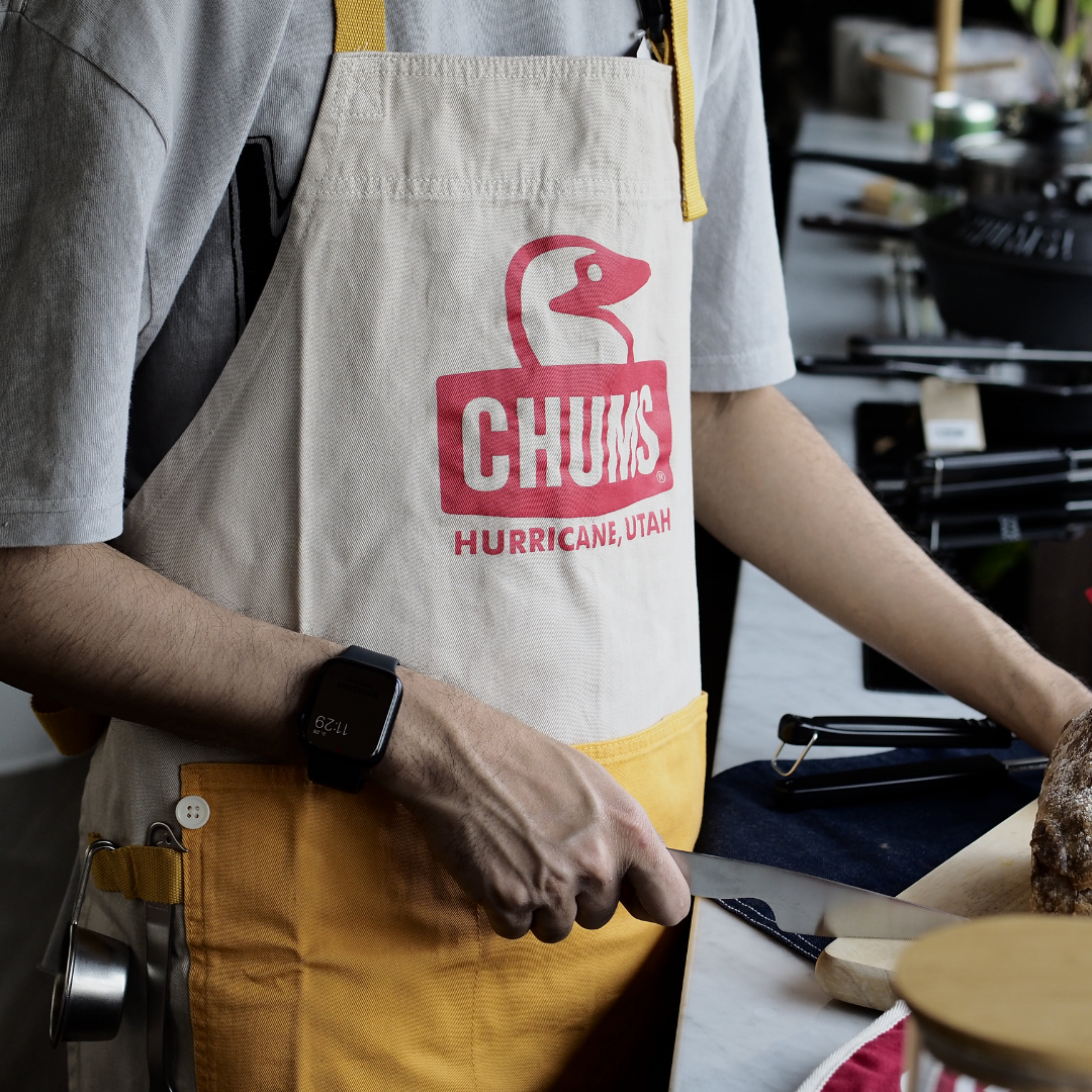 Booby Face Apron l CHUMS  ผ้ากันเปื้อนสีสันสดใส โดดเด่น